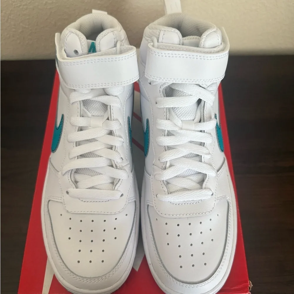 Nike White and Blue Sneakers Classic Style